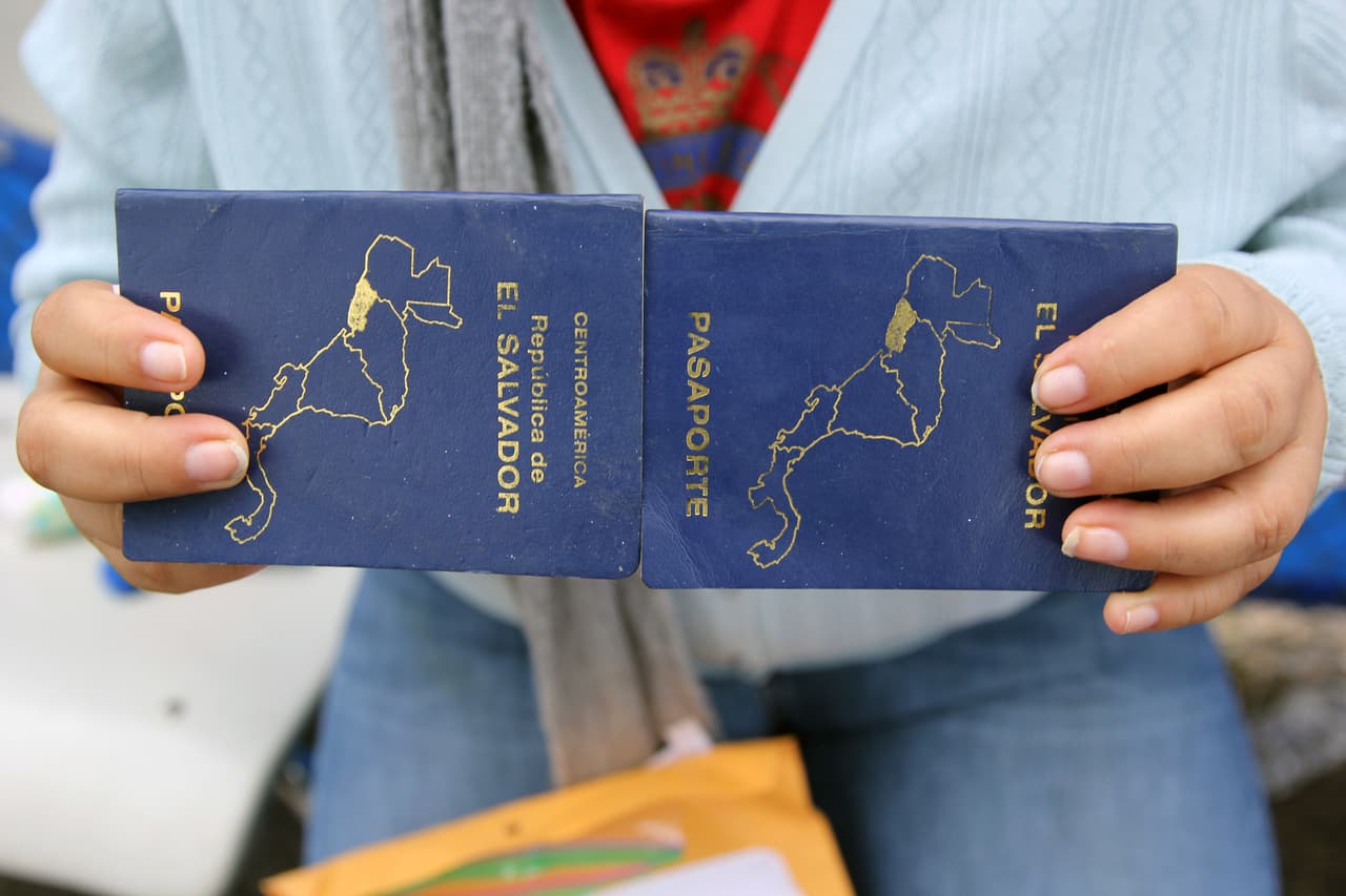 El viaje de los migrantes está marcado no solo por lo que traen, sino también por lo que deben dejar atrás. En el caso de 
<b>Maritza Hernández</b>, una salvadoreña de 34 años, fue su padre con Alzheimer. Pero no tenía alternativa. Dice que las pandillas querían cobrarle una "renta" de 80 dólares mensuales, más de un tercio de su sueldo como funcionaria pública. Cuando se negó, la amenazaron de muerte e intentaron quitarle dos veces a su hijo –con el que viaja–. Lo único que logró conservar en el viaje hacia Estados Unidos fueron los pasaportes de ambos.