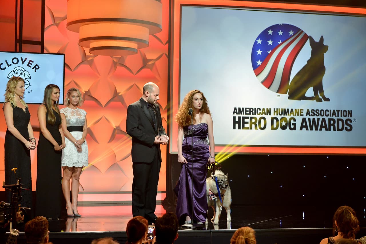 Además, por un terrible resfriado, él dejó de respirar. Chara de inmediato hizo lo posible para llevar su cuerpo frente a la madre de él. De no ser por la pronta respuesta de la perrita, la familia habría tenido un trágico evento familiar. Ganó en la categoría “Guide / Hearing Dogs”.