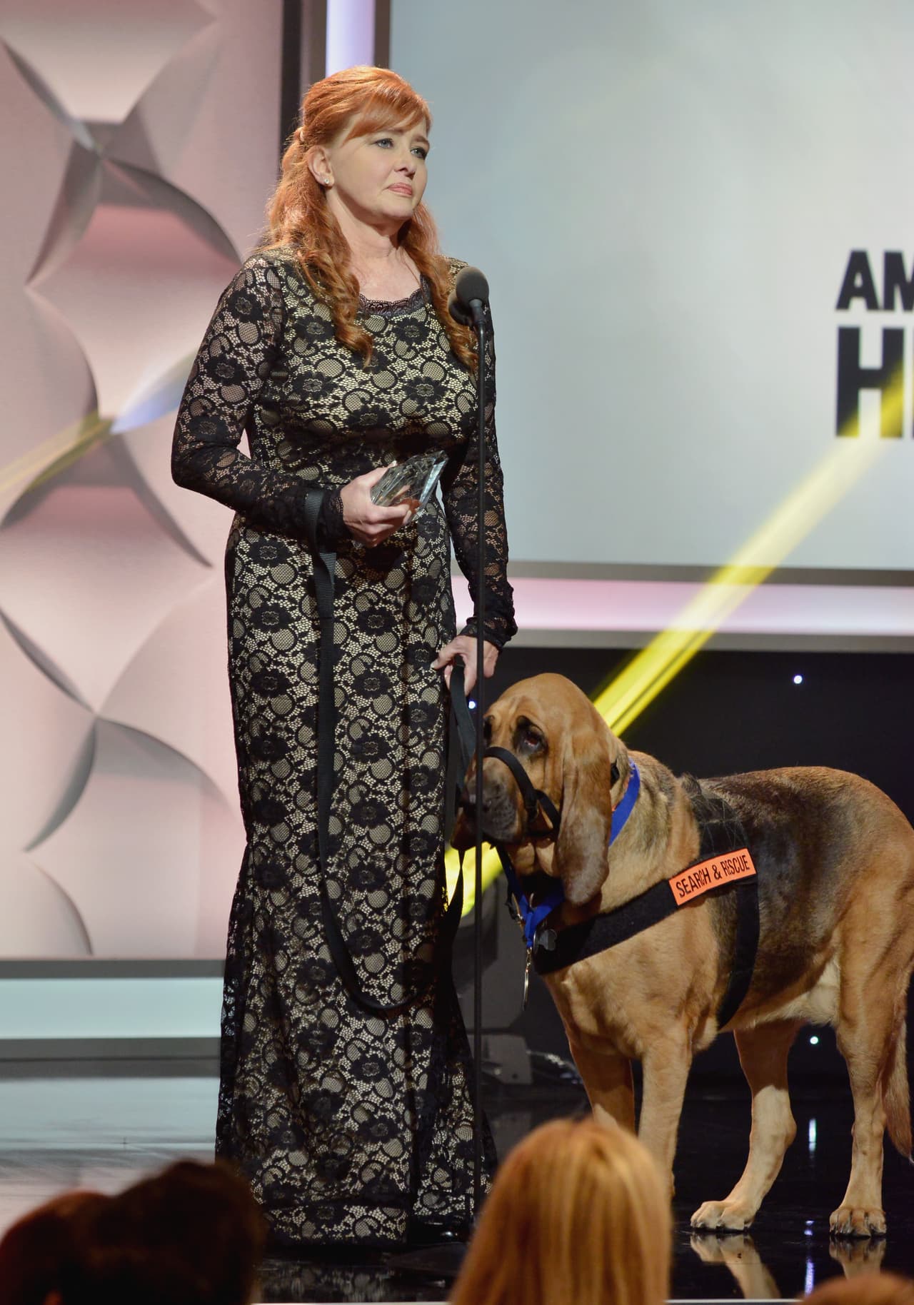 Glory, una perrita de búsqueda que se encarga de encontrar mascotas perdidas y regresarlas con su dueño. Trabaja bajo temperaturas extremas y condiciones difíciles. Las personas que Glory ha ayudado a reunieron con sus mascotas le agradecen infinitivamente su trabajo. El olfato de esta Perro de San Huberto la convierte en una heroína. Ganó en la categoría “Search and Rescue Dogs”.