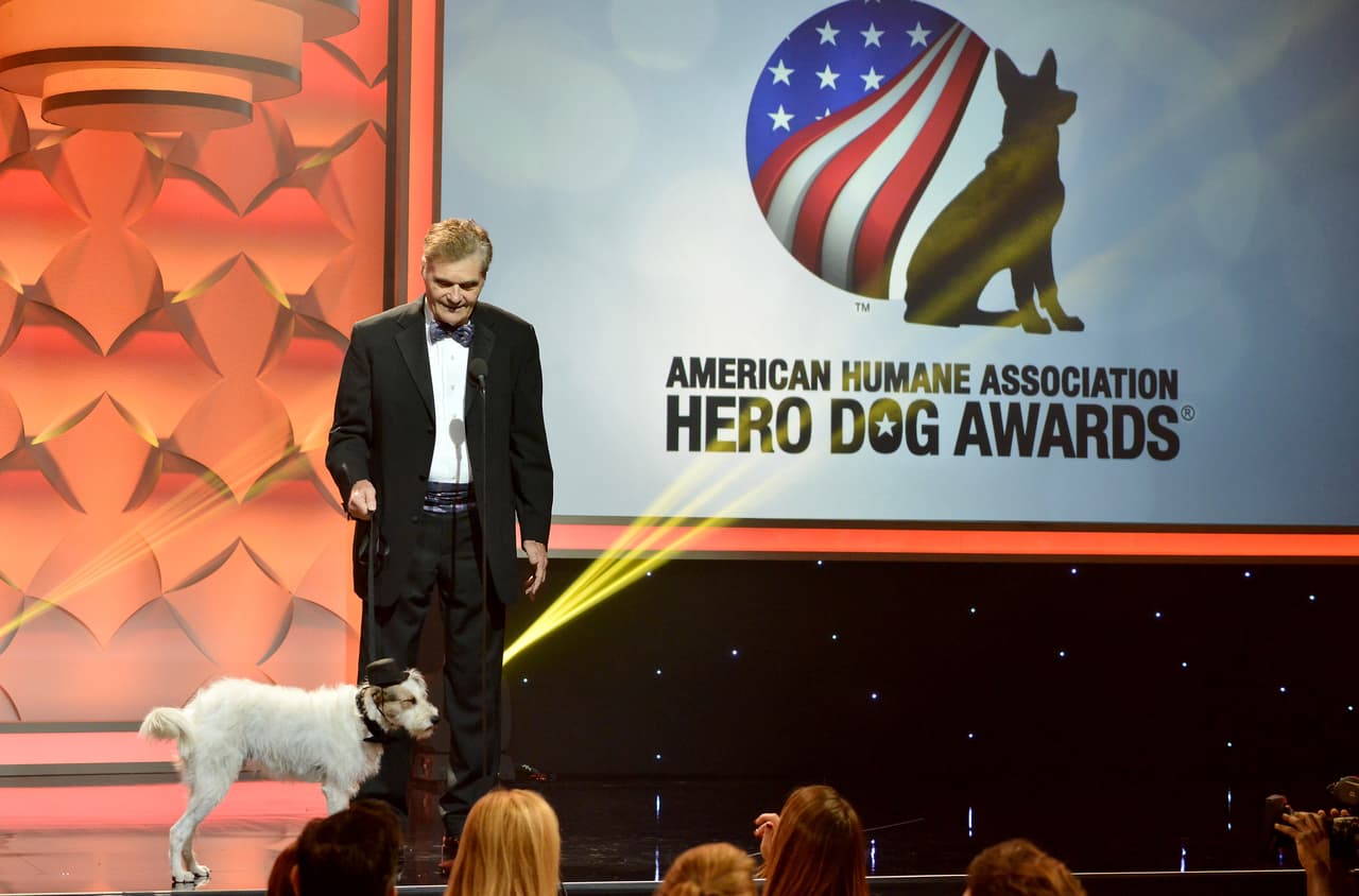 A su lado estaba Happy, una bien portada perrita que también honraba al resto de los perritos.