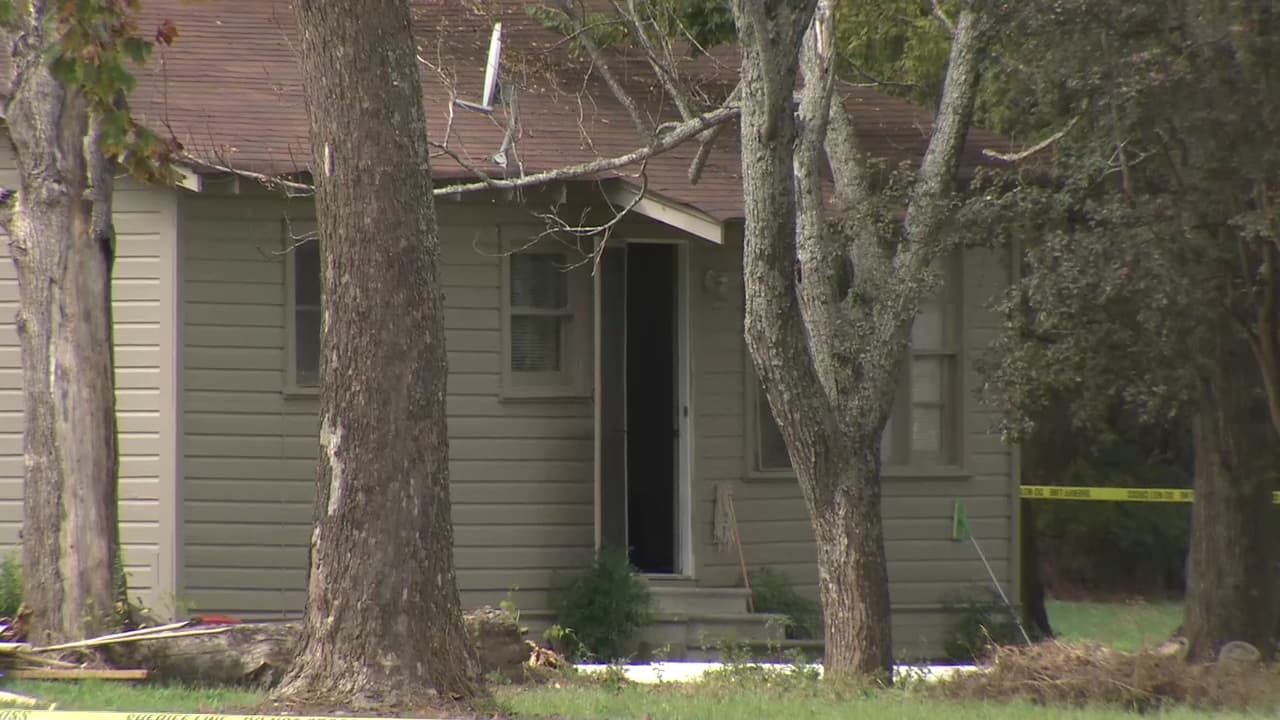 En esta vivienda, ubicada en la carretera FM 2493 en el condado Smith en Texas, fue hallado el cuerpo de la niña Kayla Gómez. El cadáver de la menor estaba en el fondo de un pozo.