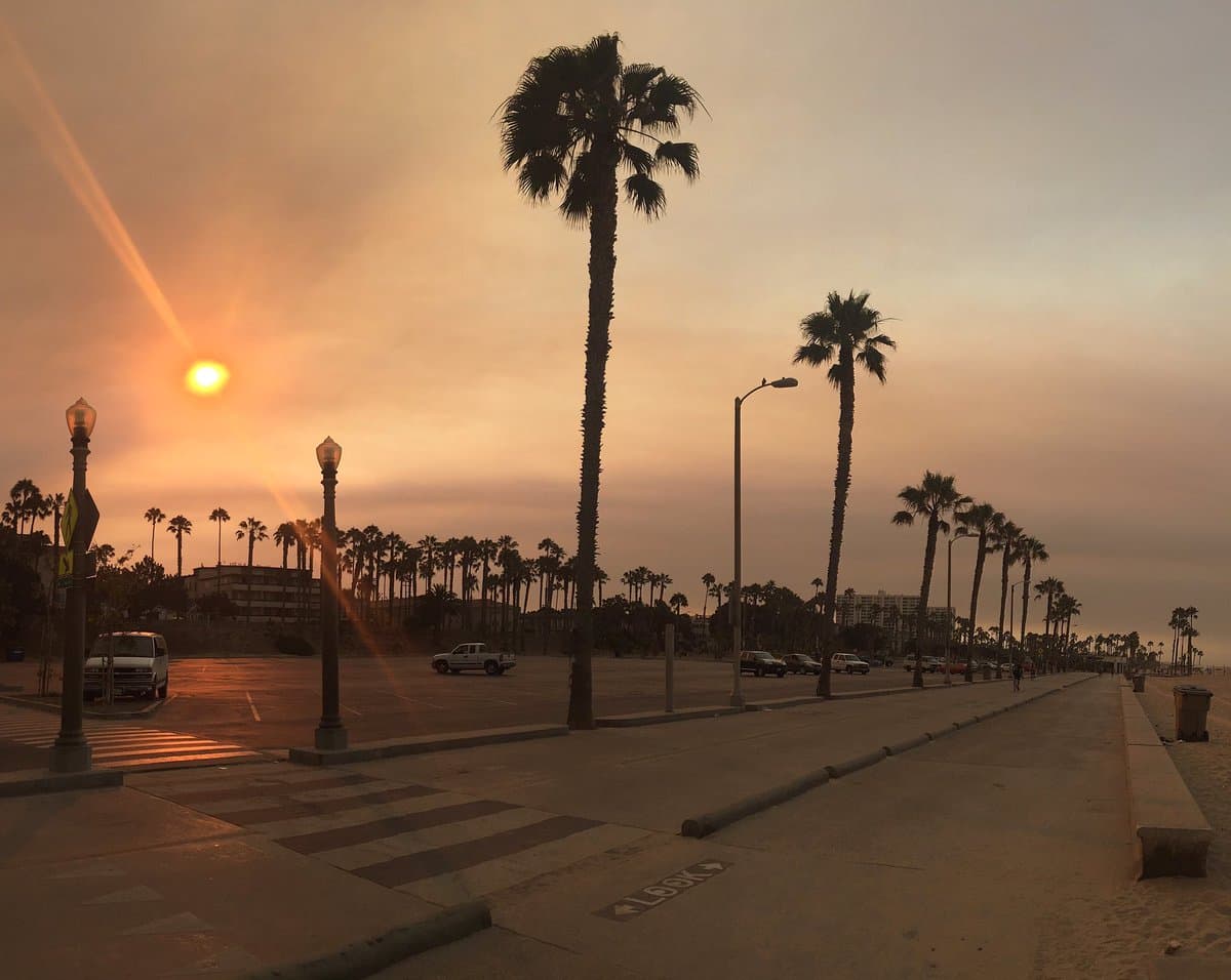 Un incendio en Santa Clarita tiñe de rojo el cielo de Los Ángeles