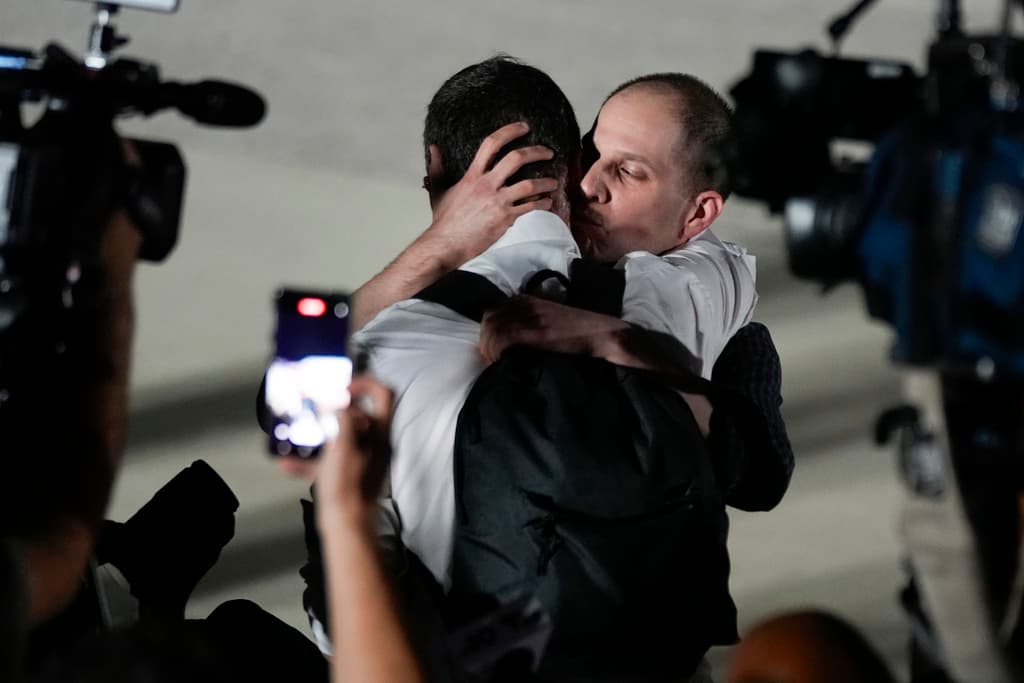 El reportero Evan Gershkovich recibe un abrazo de su padre tras su liberación como parte de un intercambio de prisioneros de 24 personas entre Rusia y Estados Unidos.