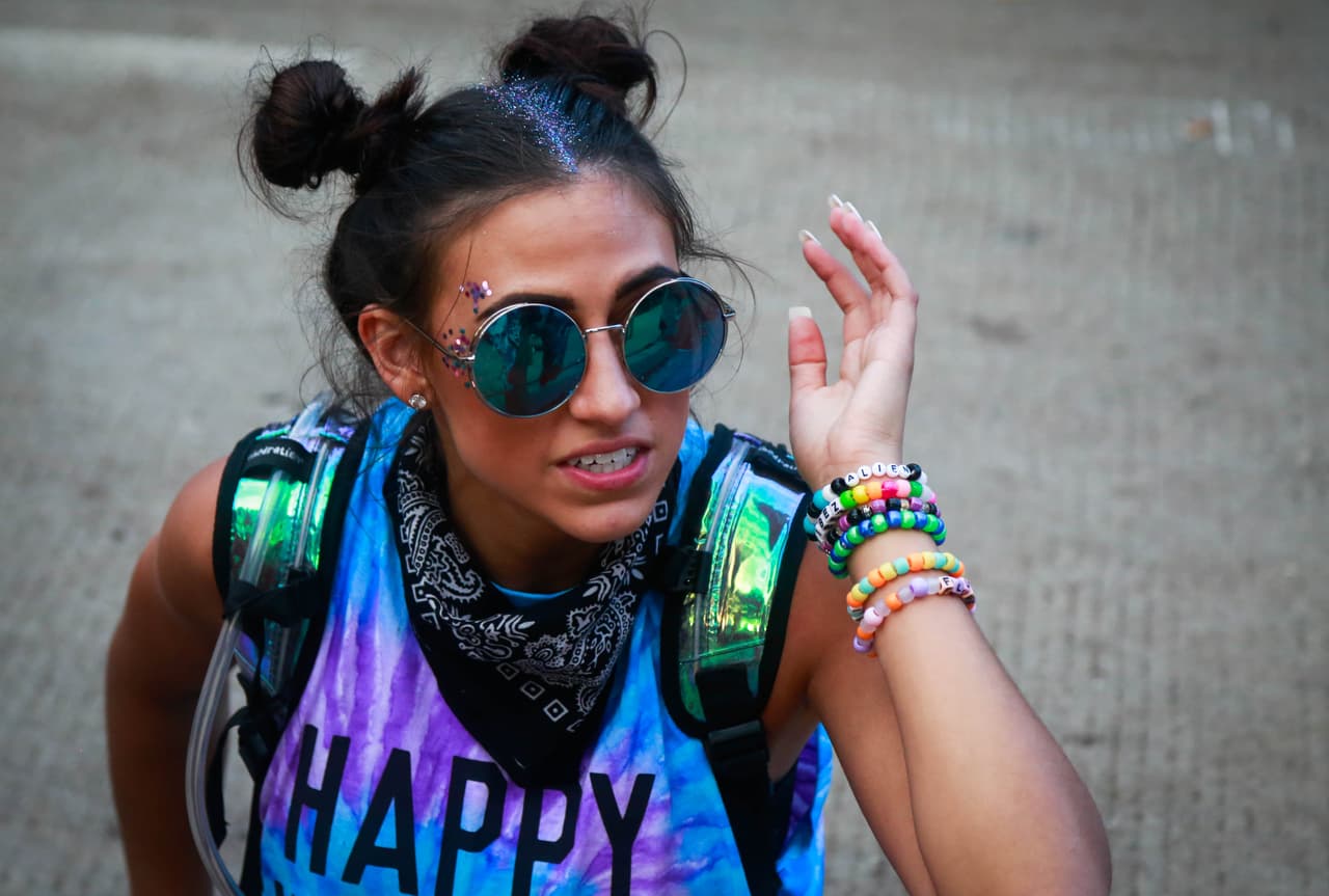 Desde disfraces de unicornios hasta atuendos muy veraniegos, pero eso sí muy buena vibra. Aquí una galería de fotos de la moda y el ambiente de Lollapalooza.