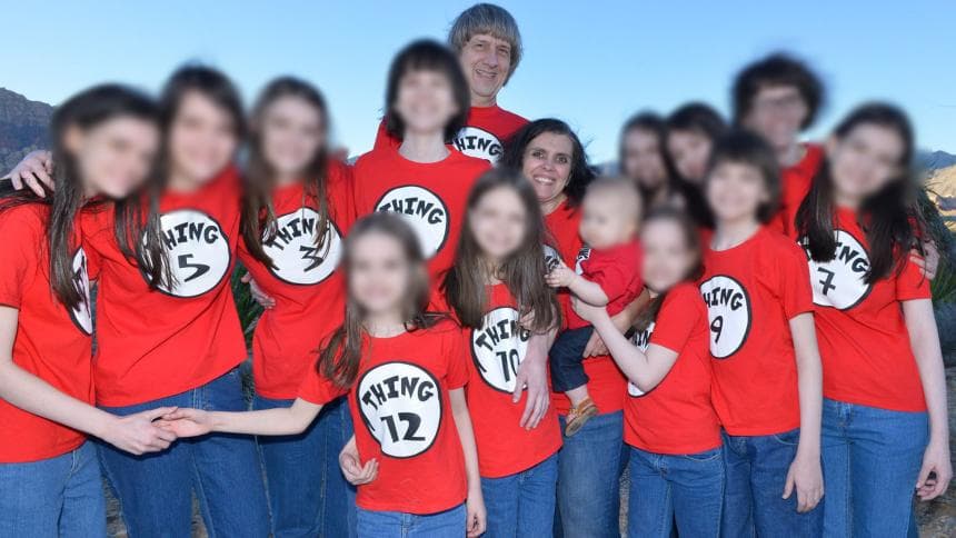 <b>Los hermanos Turpin, entre 2 a 17 años</b>
<br>
<br>
<b><a href="https://www.univision.com/noticias/criminalidad/condenan-a-cadena-perpetua-a-los-padres-de-la-casa-del-horror-que-mantenian-a-sus-13-hijos-en-cautiverio">El terrible caso</a></b> salió a la luz pública luego que 
<b>una de las hijas logró escapar y llamar al 911</b>,
<br>13 hermanos entre 2 años y 17 años vivieron en cautiverio, aislados de la sociedad por años. De acuerdo con documentos de corte, sus padres 
<b>los mantenían encadenados en sus camas,</b> por años estuvieron malnutridos, no asistían a la escuela, y entre otras cosas no sabían ni siquiera qué era un policía.
<br>
<br>
<br>