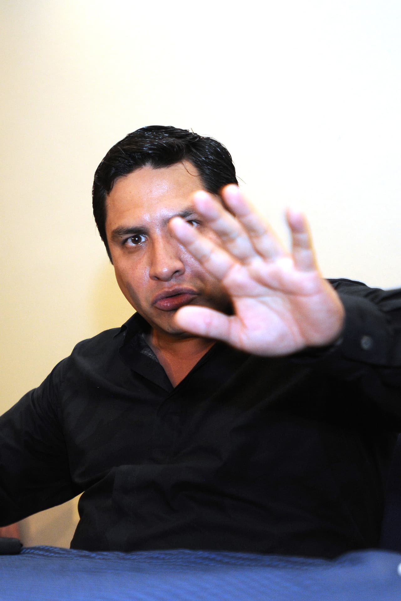 Además de las cesáreas que ha tenido su esposa, Julión platicó que espera que se resuelva 
<b><a href="https://www.univision.com/noticias/narcotrafico/eeuu-sanciona-al-cantante-julion-alvarez-y-al-futbolista-rafael-marquez-por-su-relacion-con-el-narco-en-mexico" target="_blank">su situación legal en Estados Unidos</a></b> para que pueda presentarse en ese país en la gira que tendrá en 2020.