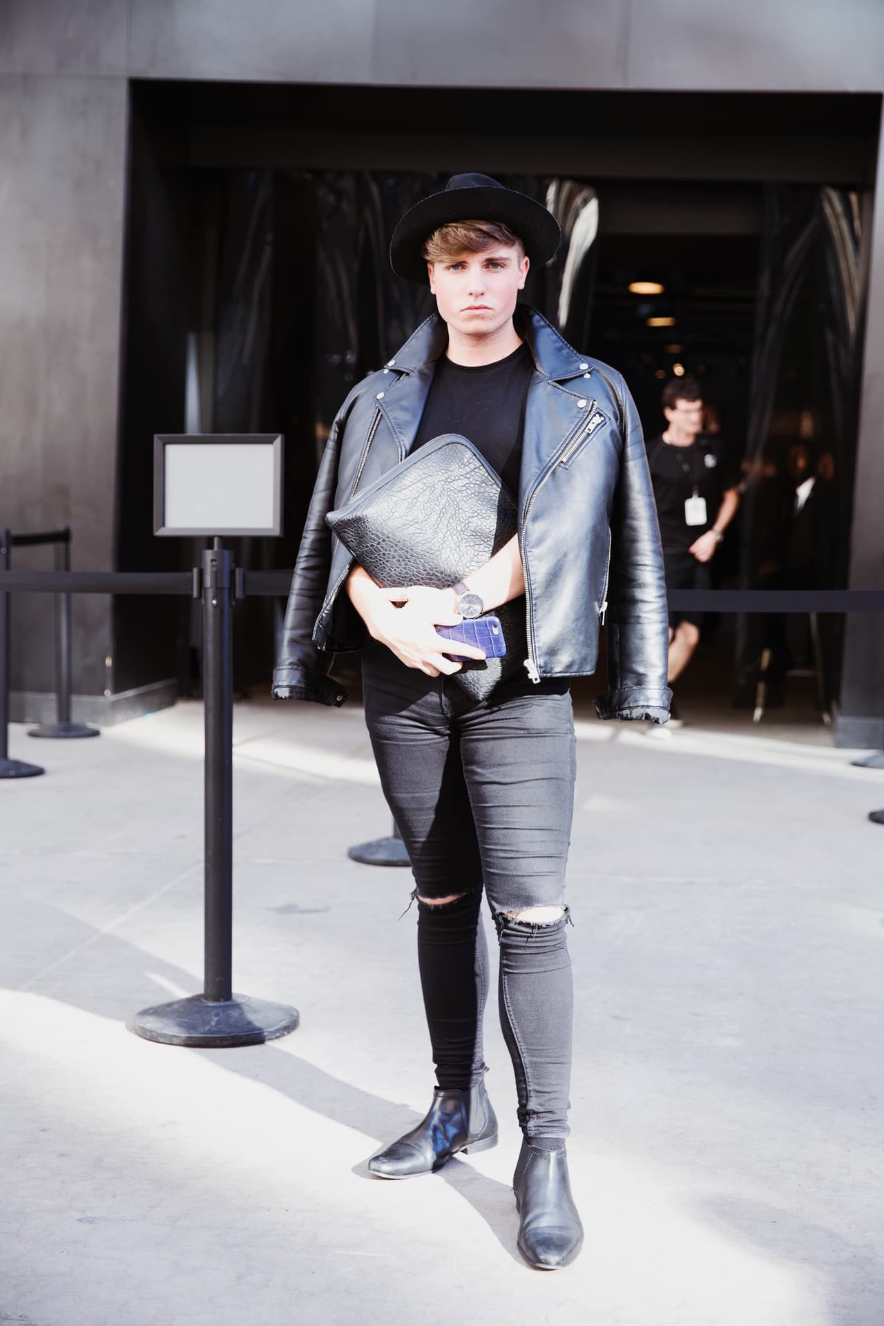 Un tono sin género, porque históricamente lo usaron por igual los dos géneros, sin predilección por un tipo de piel o de color de pelo, porque a todas les va bien, el negro se ha vuelto cada vez más fashionista, al punto que hay diseñadores como Alexander Wang que ha decidido solo vestir con este tono.