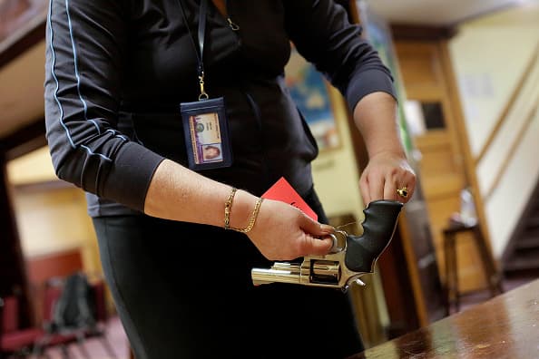 De acuerdo con la iglesia, la policía va a destruir las armas recuperadas.