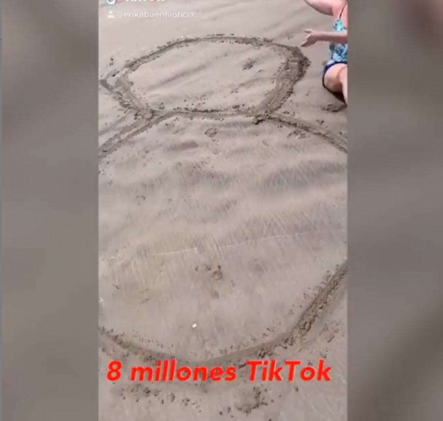 Publicó 
<b><a href="https://www.instagram.com/p/CC06ZI8jCAY/" target="_blank">un clip</a></b> en donde aparece sentada junto a un 8 gigante dibujado en la arena.
<br>