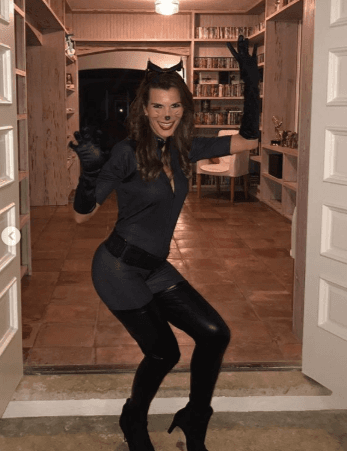 Como buena mamá, Cristy Bernal le puso el ejemplo a sus pequeños al disfrazarse.