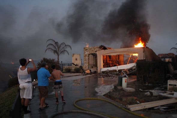 Al menos 20 casas han sido destruidas por las llamas de hoy y continúa el estado de emergencia en el condado.