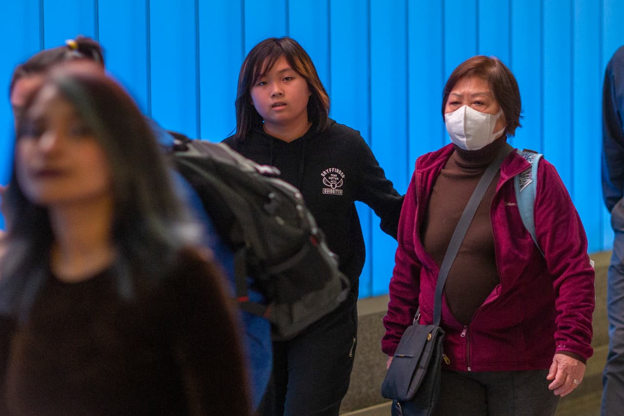 Los CDC aseguran que el virus se está propagando de persona a persona, aunque no está claro con qué facilidad se transmite entre los seres humanos.