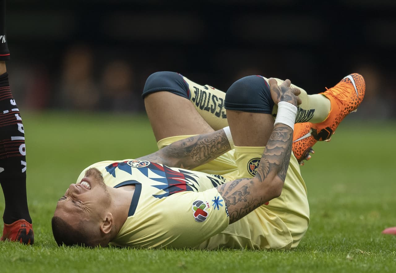 Nico Castillo chocó con Gibrán Lajud y sufrió una lesión que forzó su salida.