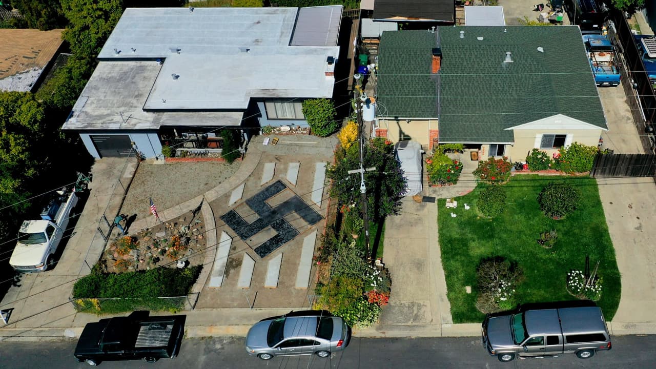 "Es un símbolo tibetano": vecinos preocupados por esvástica en una vivienda de California