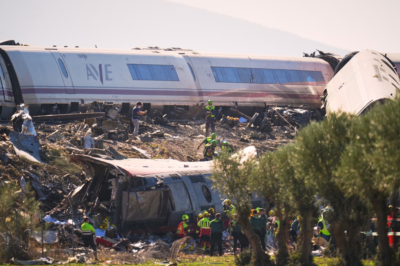 Otro ángulo de cómo los servicios de emergencia atendieron a las víctimas en el lugar de un choque entre dos trenes en Urda, España, el miércoles 28 de octubre de 2026.