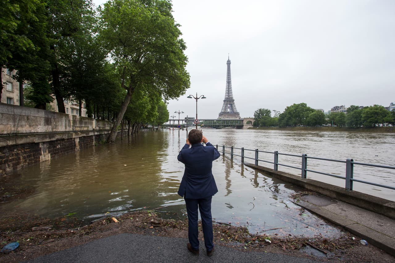 La ribera peatonal del río Sena en Paris se inundó este jueves luego de varios días de lluvias intensas.