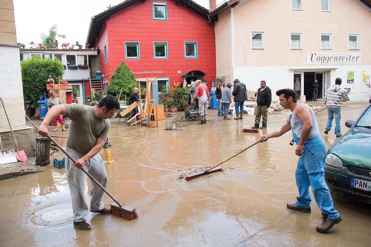Los habitantes de Triftern, Alemania, ayudan a recuperar su pueblo.
