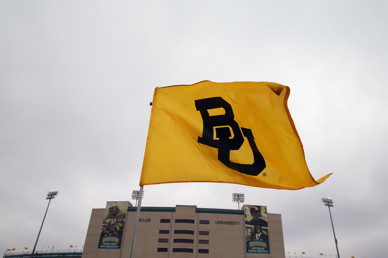 La Universidad de Baylor en Waco, Texas, extendió las vacaciones de primavera hasta el 20 de marzo. Sin embargo, desde el 23 de marzo al 3 de abril, los estudiantes podrán tener sus clases vía online.