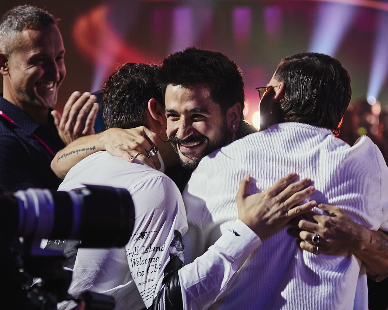 Camilo fue el ganador en la terna Álbum Del Año – Tropical y celebró su triunfo junto a sus cuñados Mau y Rocky.
<br>