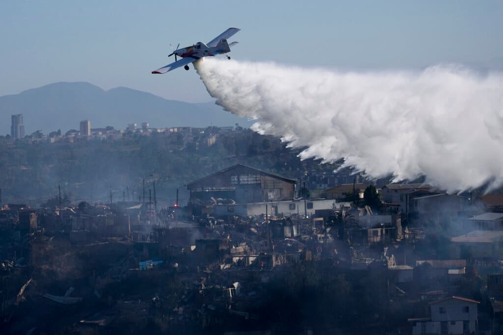 “Pueden tener la certeza de que no los vamos a dejar solos”, señaló Boric dirigiéndose a los damnificados, y agregó que los esfuerzos están concentrados en el control total del fuego para después desplegar la ayuda necesaria a las personas afectadas.