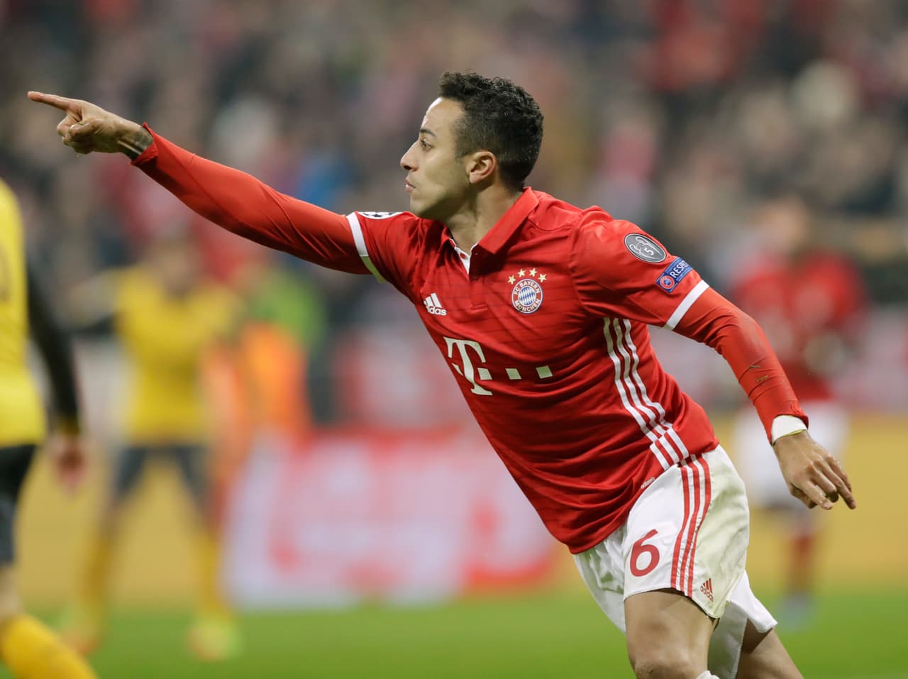 Tiene tatuada una fotografía suya de cuando tenía un año en el brazo derecho.