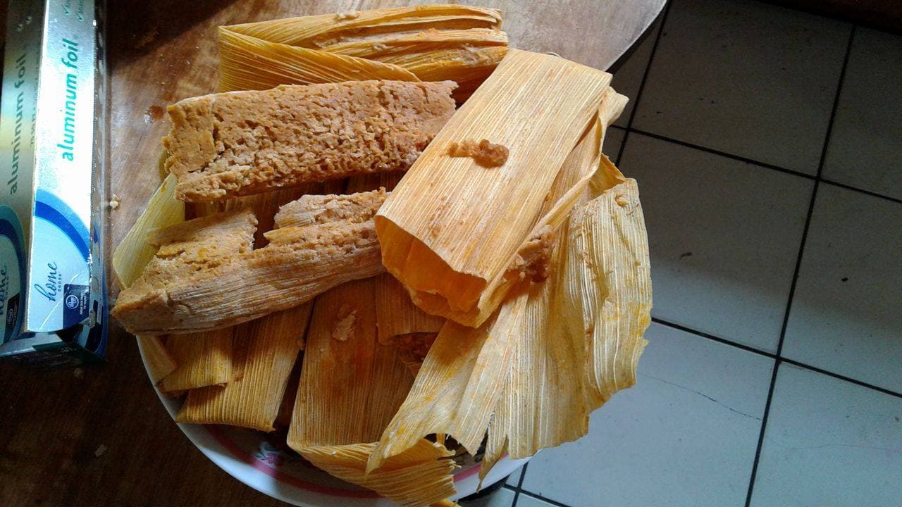Una bandeja con tamales en mal estado preparados para Nochebuena.