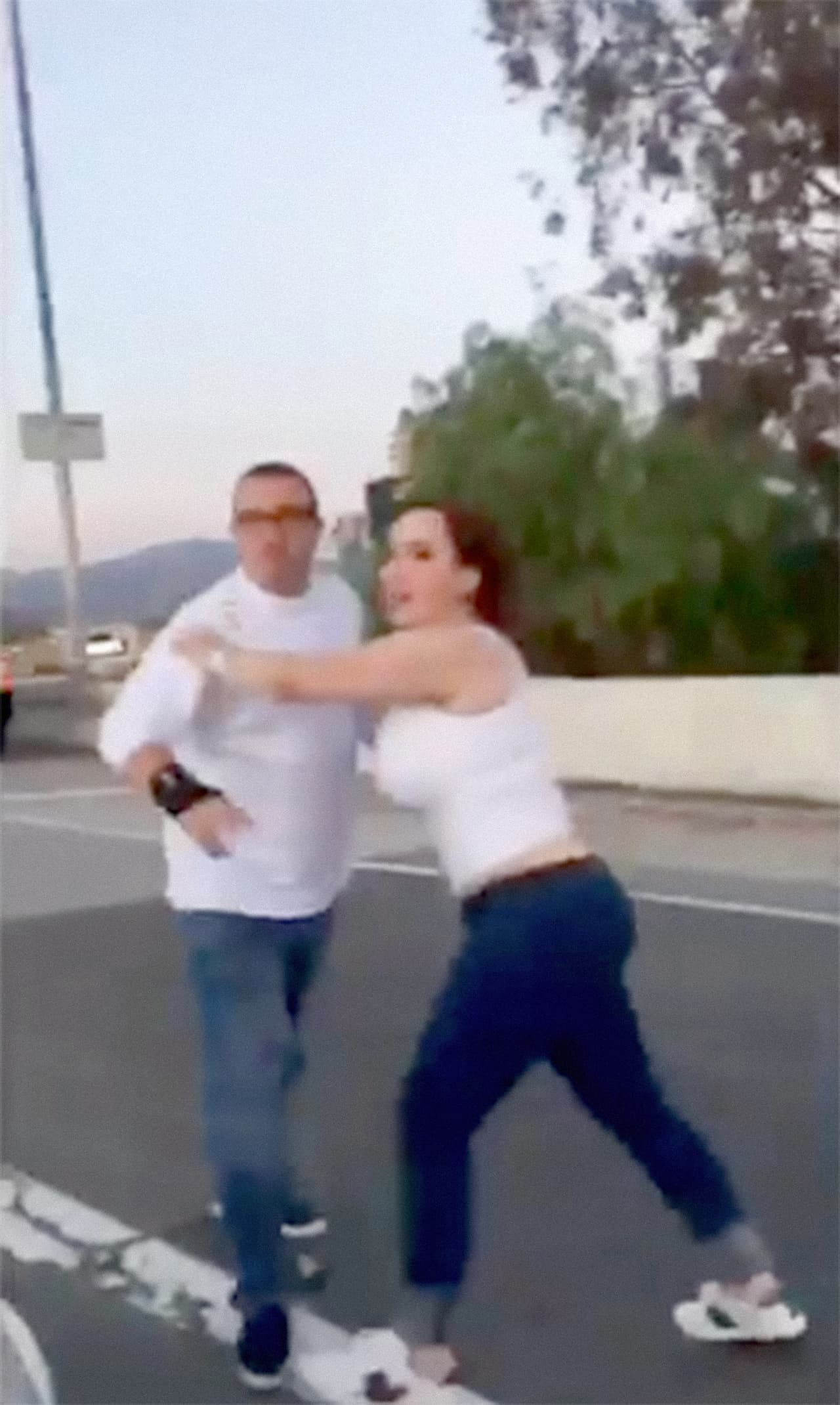 La pareja intercambia palabras airadas con los hispanos.