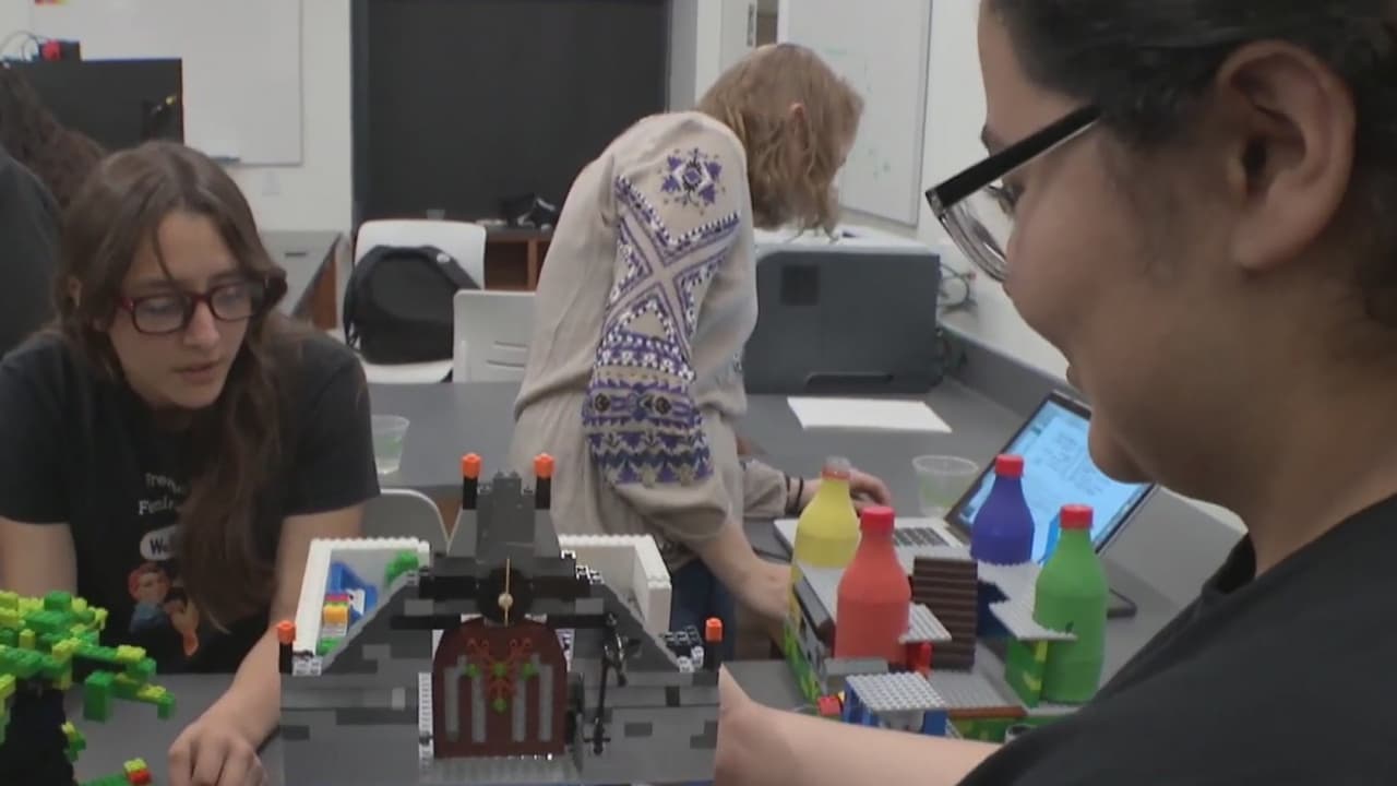 La robótica no es solo para hombres: estas 24 jóvenes hispanas así lo demuestran