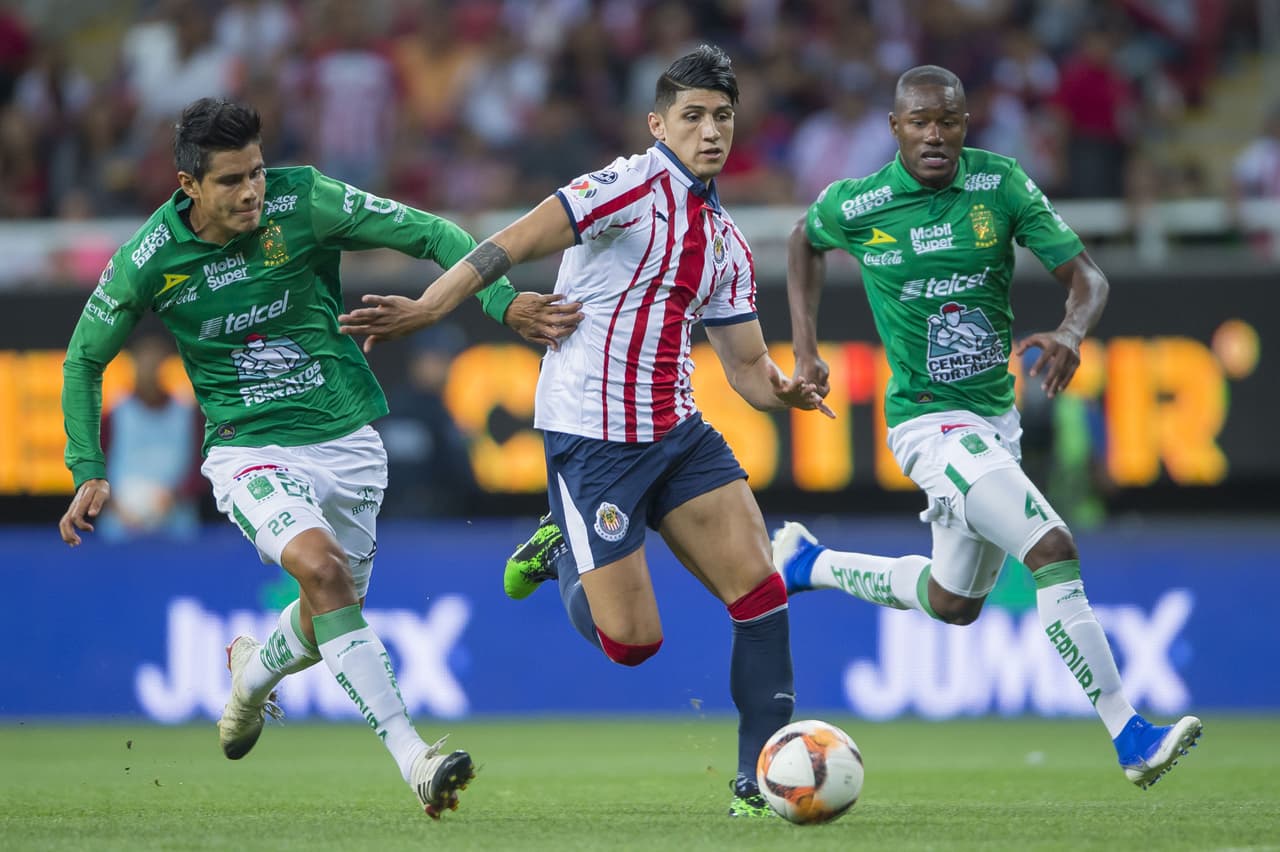 Superó a J.J. Macías por dos goles y es el mejor anotador mexicano del torneo.