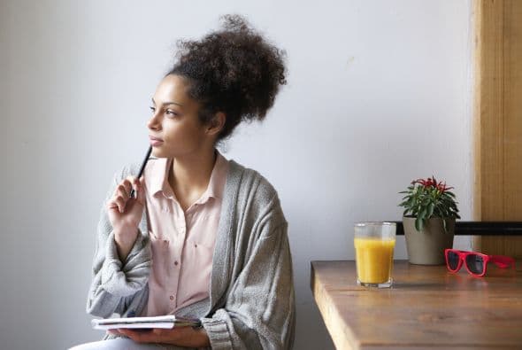 Apuntar en un diario qué pasa por tu mente y cómo te sientes cuando lo realizas, puede ayudarte a ser más consciente en esos momentos.