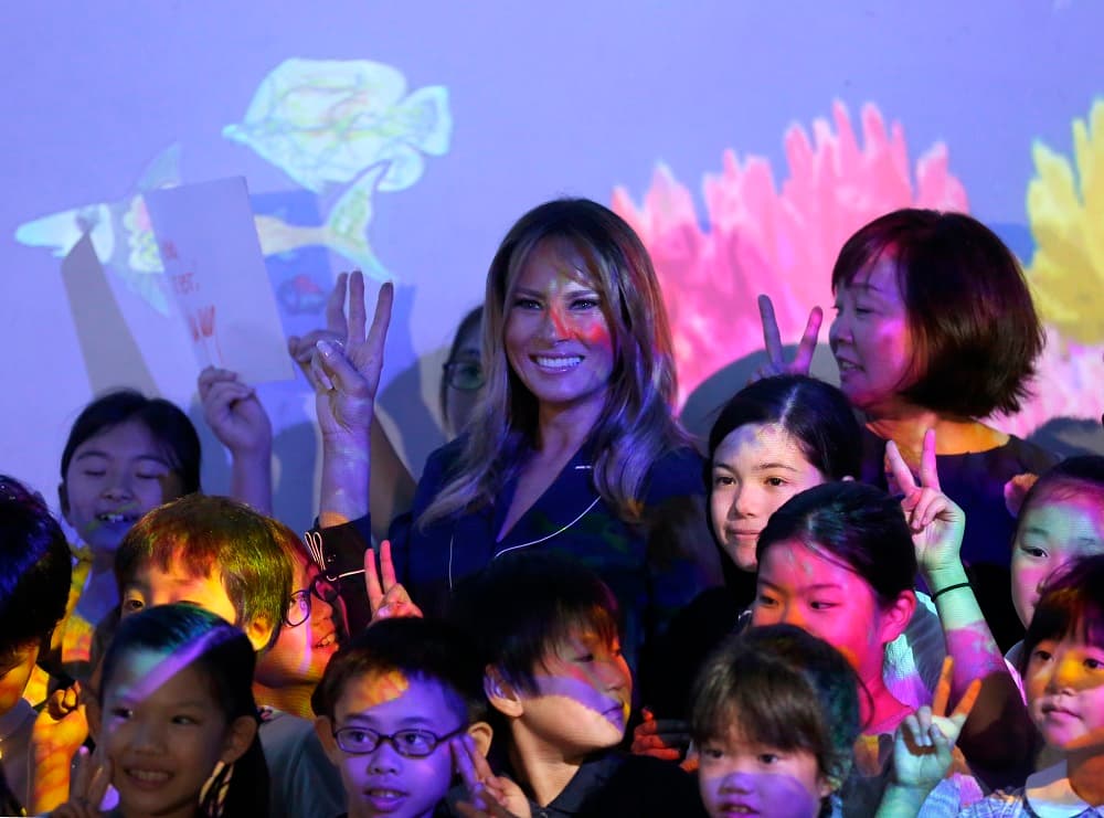 Durante la visita al museo, numerosos niños se acercaron a la primera dama para poder hacerse una foto con ella.