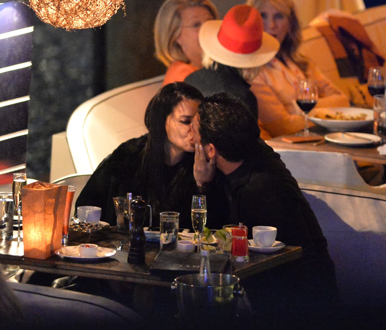 Adriana Lima rompió con el receptor de New England Patriots Julian Edelman hace sólo una semana. Sin embargo, se le vio besándose en un restaurante con el chico malo de los muchachos de Nueva York Mitch, Matt Harvey. Estas son las primeras fotos de la nueva pareja. La pareja llegó en yate y cenaron y tomaron champán por horas en el River Yacht Club el 15 de marzo de 2017, en Miami, Florida.