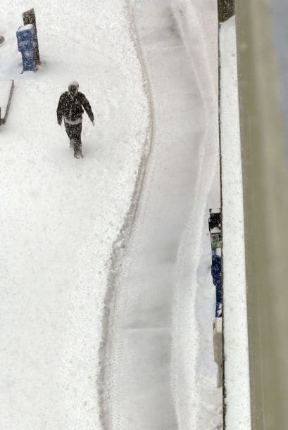En tanto, en Minnesota, el Colegio Carleton dijo que tres de sus estudiantes murieron en un accidente automovilístico causado por las condiciones de hielo.