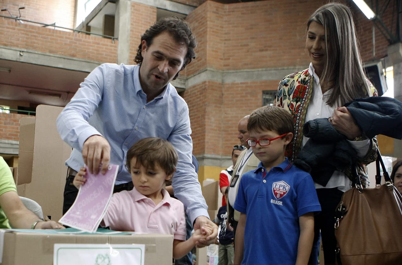 Un independiente derrota al uribismo en Medellín, su principal bastión