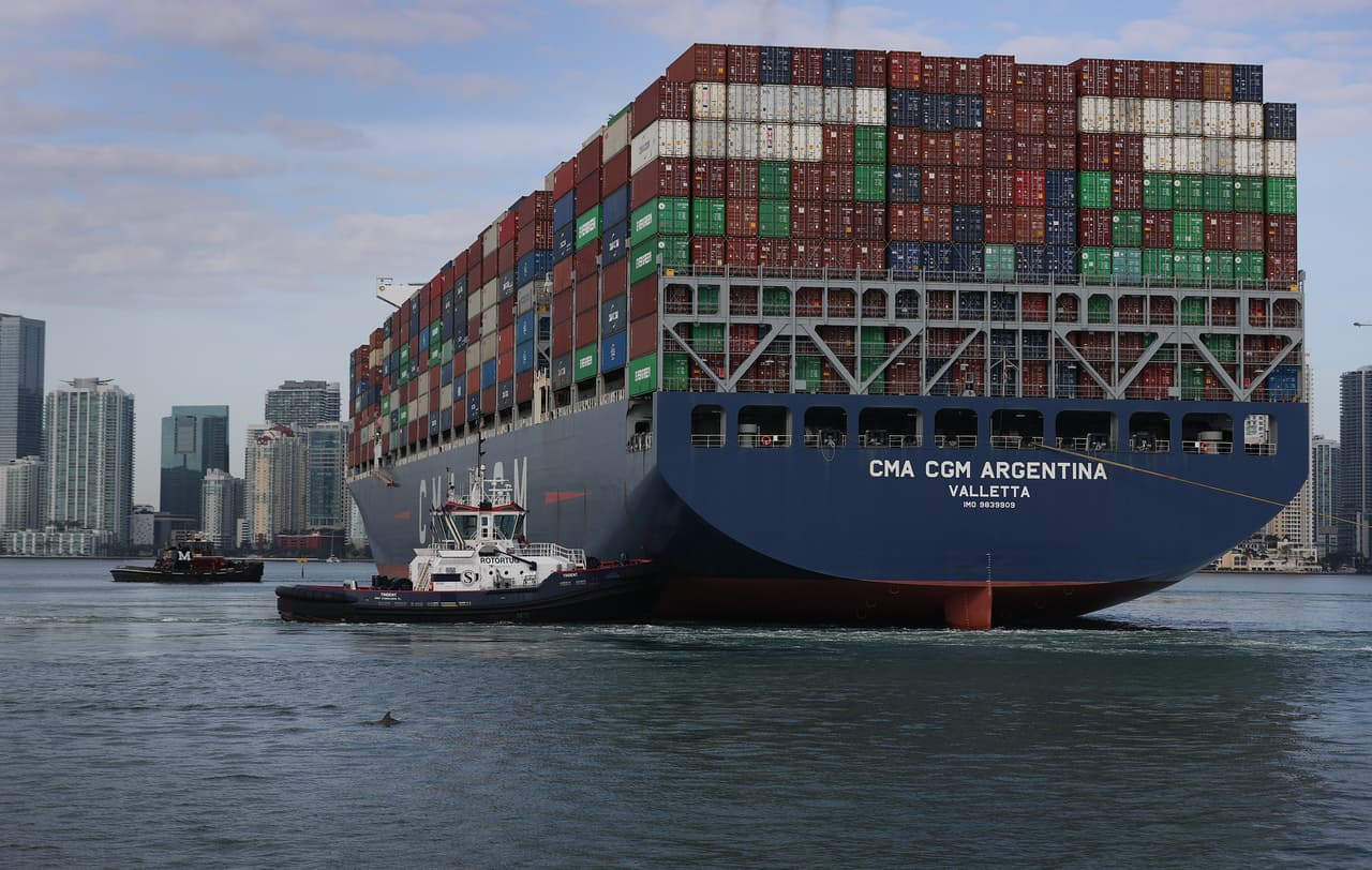 La embarcación portacontendores CMA CGM Argentina, es la más grande que ha llegado al puerto de Miami (PortMiami) y a cualquier puerto de Florida. En la imagen se puede observar un delfín dándole la bienvenida.