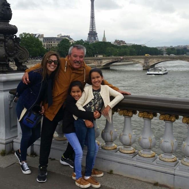 La conductora guarda hermosas memorias en su corazón. En esta foto la vemos con su papá Luis Carlos junto a sus hijas en París.