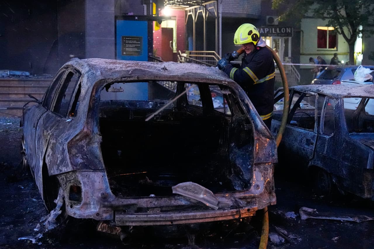 Se reportaron daños a edificios comerciales y residenciales en otros dos distritos de la ciudad.