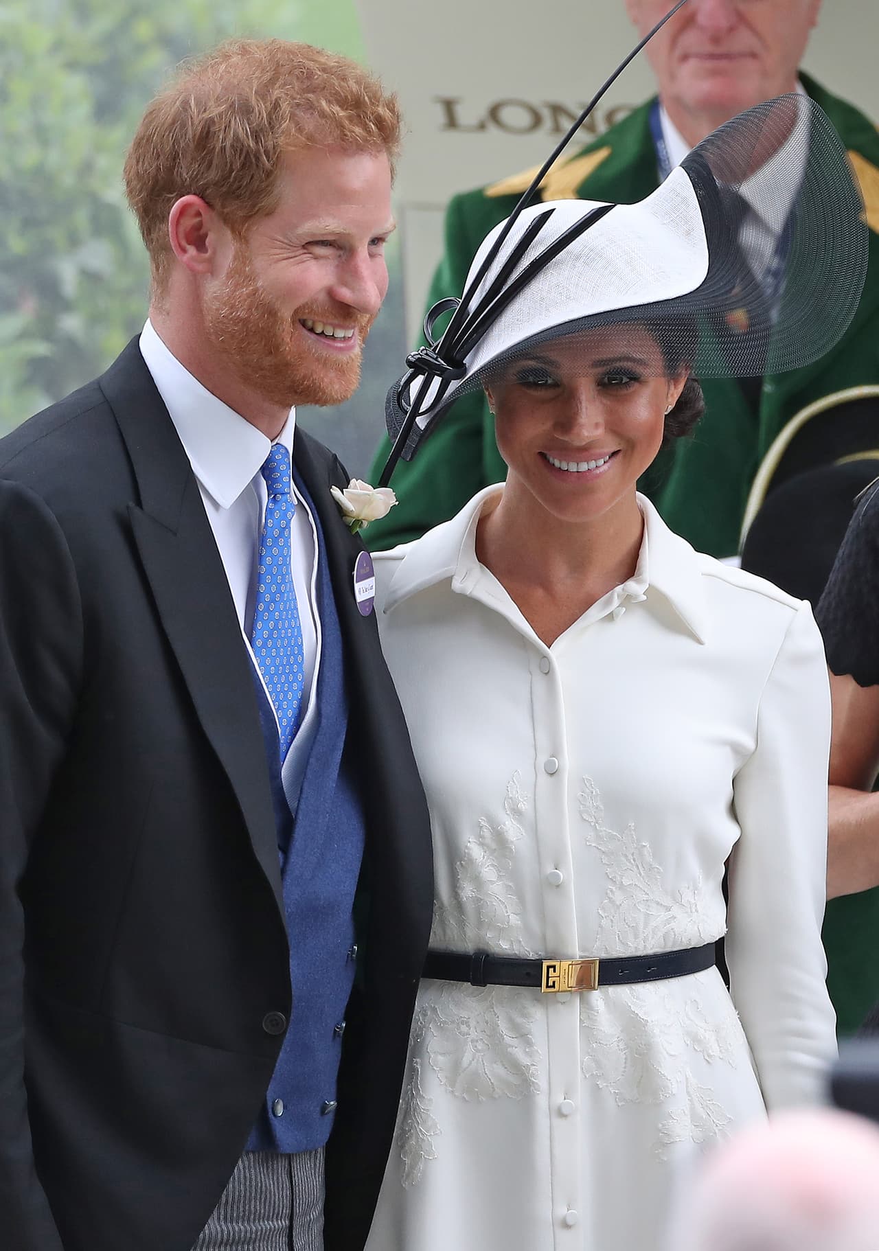 Su primera aparición como esposos fue en la tradicional carrera real de Ascot. Ella llegó usando un 
<b><a href="https://www.univision.com/entretenimiento/meghan-markle-luce-su-mejor-sombrero-en-ascot-y-confirma-su-nueva-marca-favorita">atuendo bicolor</a></b> de Givenchy y un sombrero de Philip Treacy.