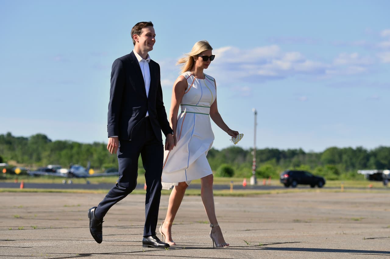 La hija del expresidente Donald Trump, Ivanka, y su esposo, Jared Kushner, habrían alquilado un apartamento de lujo en Surfside, al norte de Miami Beach, para que sea su residencia temporal en el sur de Florida.
<br>