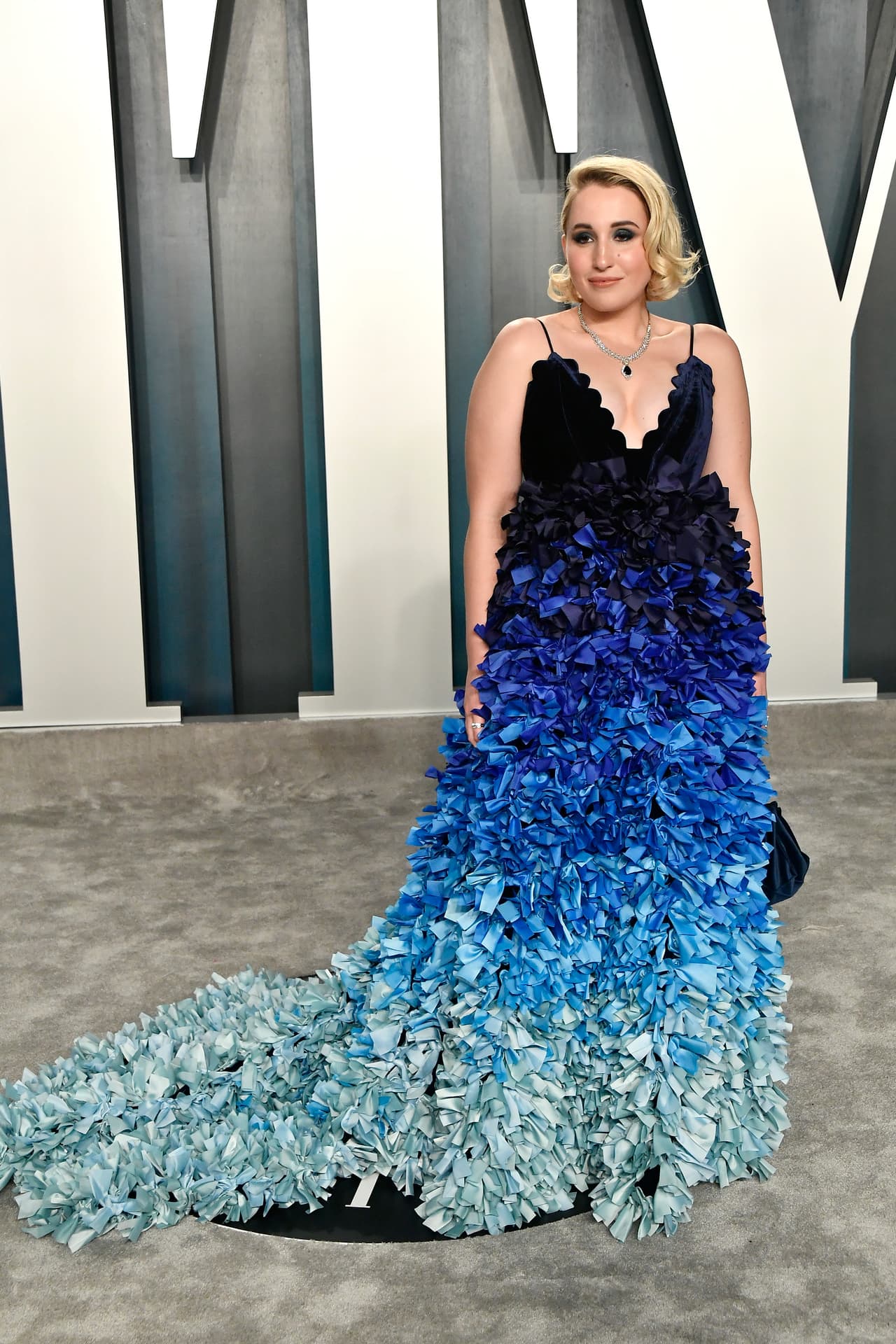 Harley Quinn Smith llegó con este diseño en tonos de azules, que presumía detalles de pétalos y texturas en la falda.