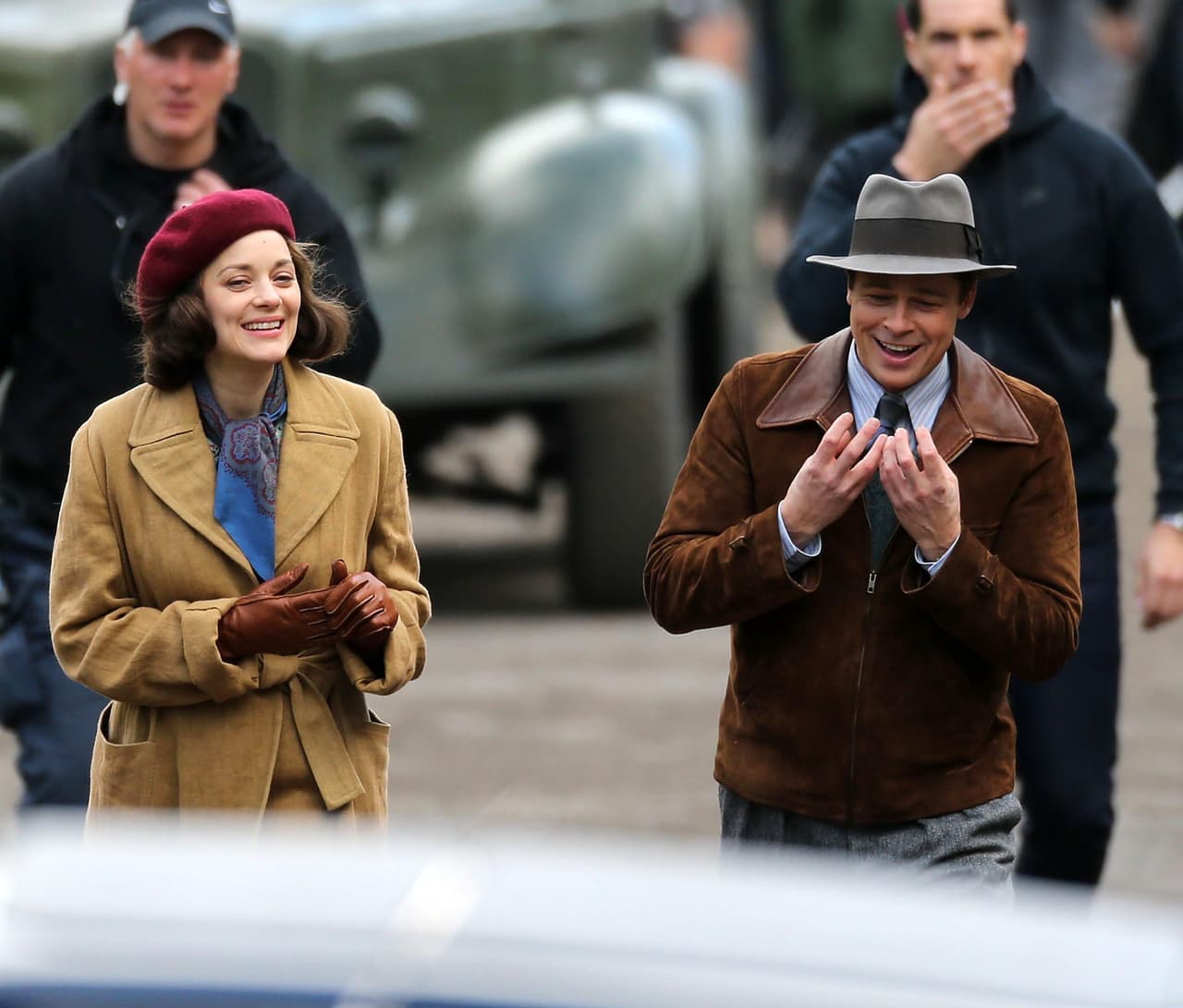 Las carcajadas de Brad demuestran que tiene muy buena relación con su compañera.