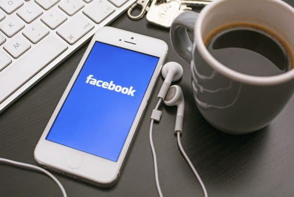 Para saber todo sobre él o ella, checa su Facebook, Twitter y, si lo tiene, su blog o sitio web personal.