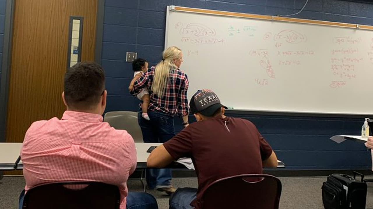Maestra de College en Texas carga la bebé de una alumna para que ella pueda repasar antes de un examen