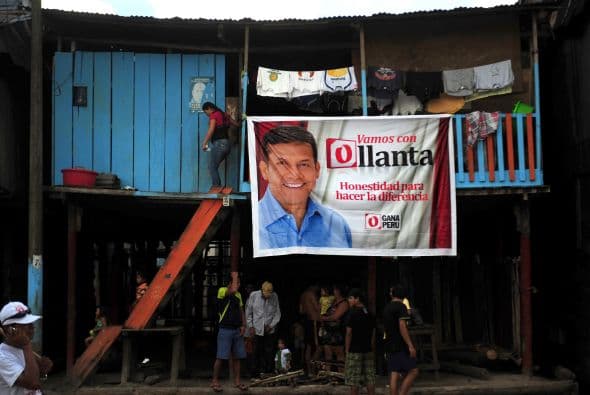 Keiko Fujimori, la hija del ex presidente Alberto Fujimori, descendió del segundo al tercer lugar de 19.3 por ciento a 18.4 por ciento, mientras que en cuarto lugar se ubicó el ex ministro de economía de Toledo, Pedro Pablo Kuczynski, que subió de 10.6 a 16.8 por ciento.