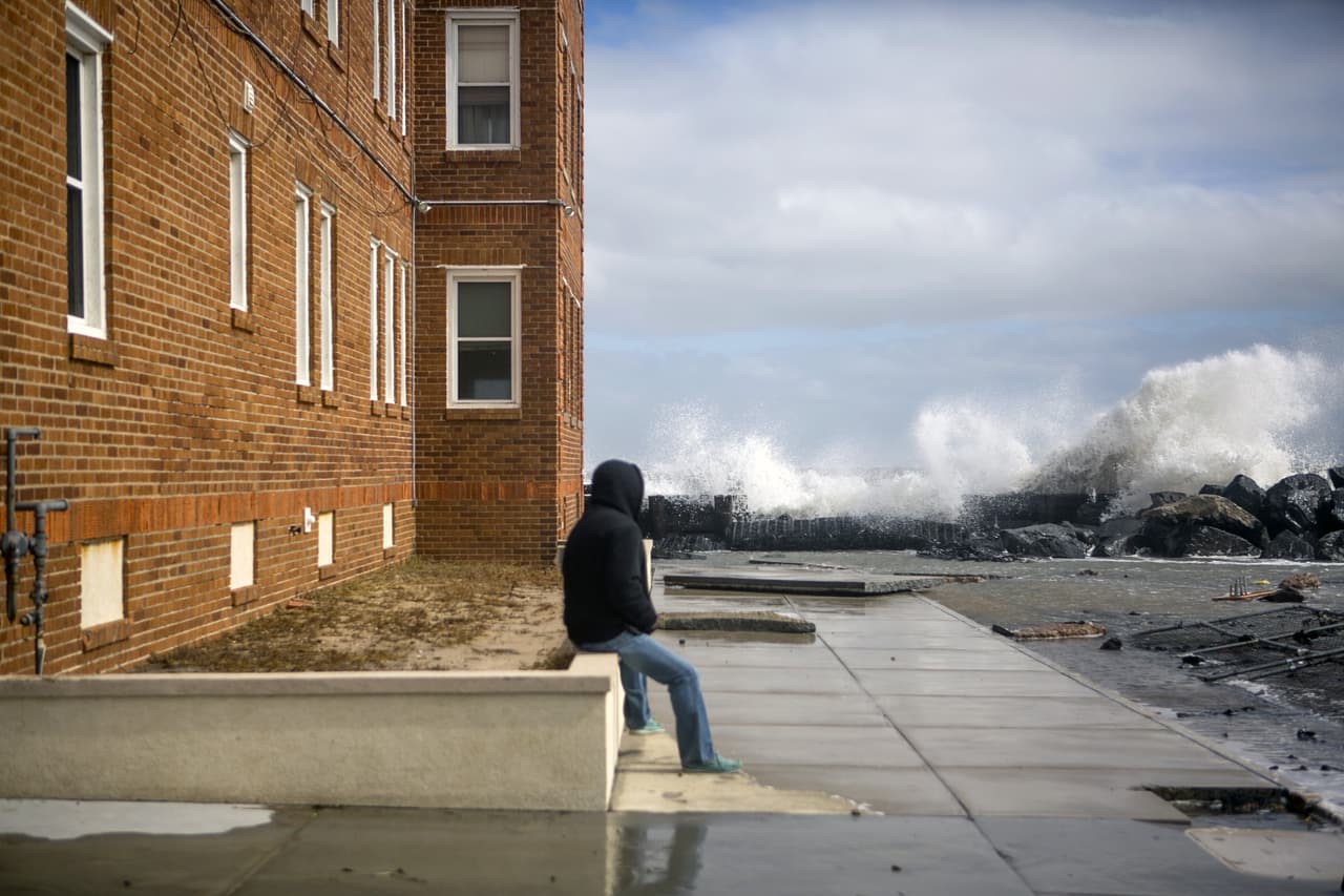 A pesar de que se descartó la llegada del huracán Joaquín a territorio estadounidense, zonas como Long Island siguen bajo alerta de inundaciones. Y es que las fuertes lluvias y viento no han cesado durante el fin de semana.