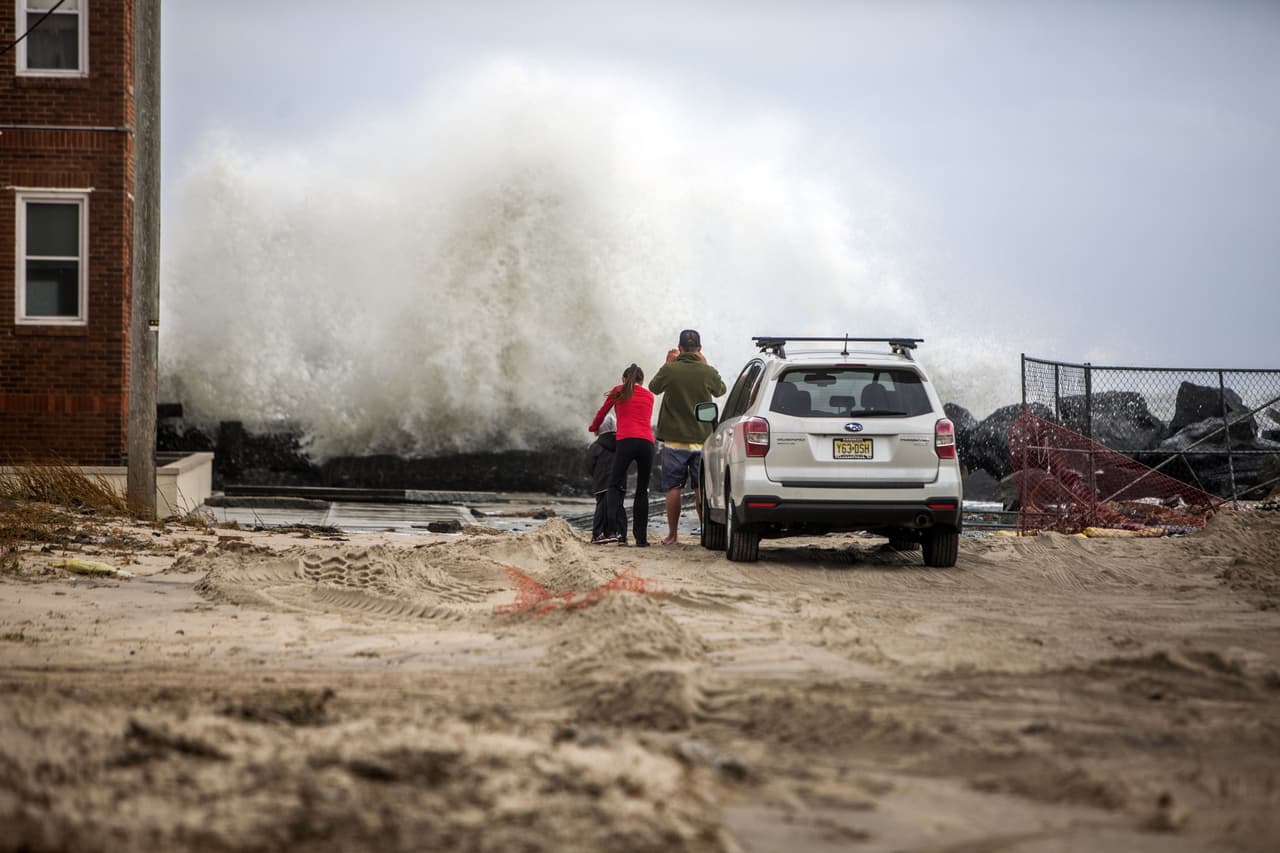 A pesar de que se descartó la llegada del huracán Joaquín a territorio estadounidense, zonas como Long Island siguen bajo alerta de inundaciones. Y es que las fuertes lluvias y viento no han cesado durante el fin de semana.