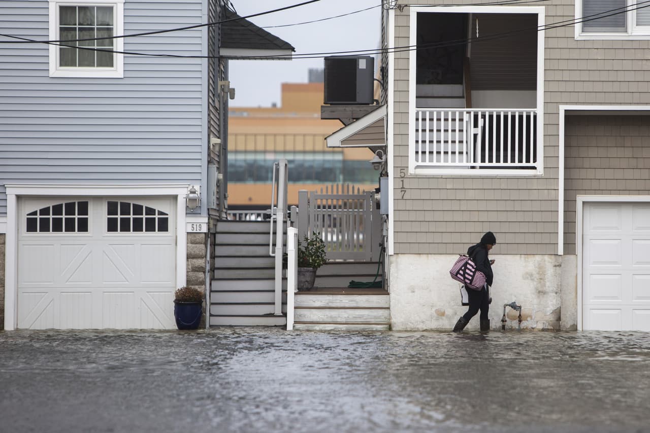 A pesar de que se descartó la llegada del huracán Joaquín a territorio estadounidense, zonas como Long Island siguen bajo alerta de inundaciones. Y es que las fuertes lluvias y viento no han cesado durante el fin de semana.