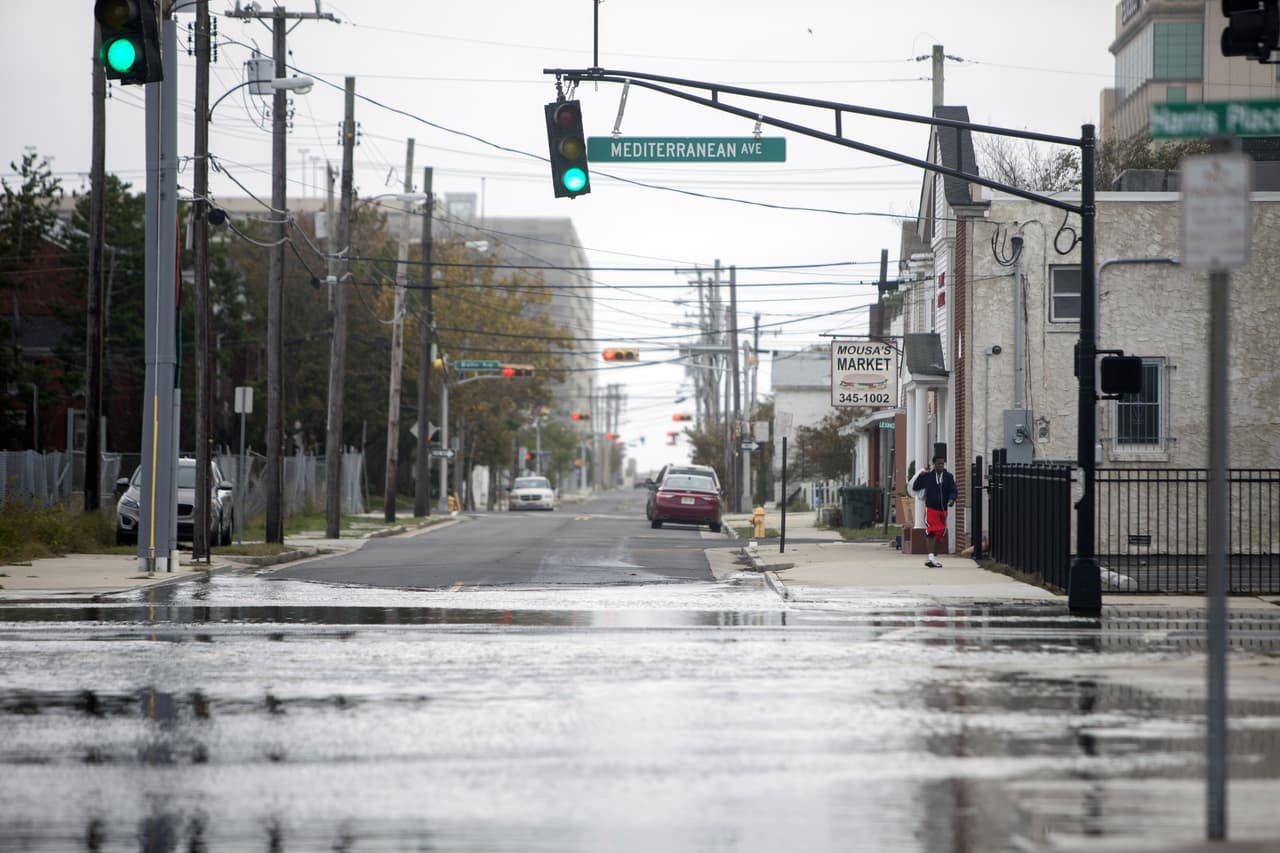 A pesar de que se descartó la llegada del huracán Joaquín a territorio estadounidense, zonas como Long Island siguen bajo alerta de inundaciones. Y es que las fuertes lluvias y viento no han cesado durante el fin de semana.