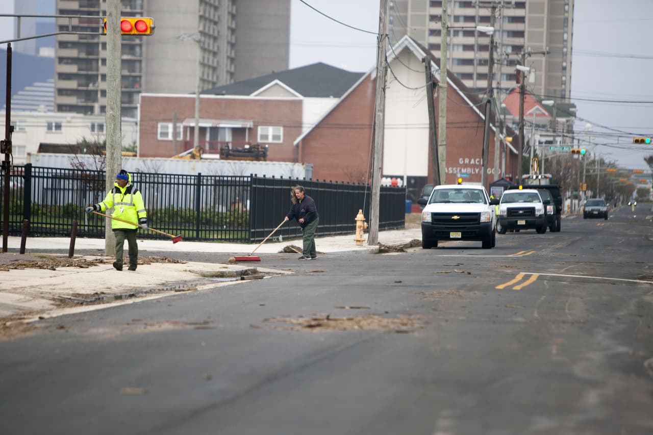 A pesar de que se descartó la llegada del huracán Joaquín a territorio estadounidense, zonas como Long Island siguen bajo alerta de inundaciones. Y es que las fuertes lluvias y viento no han cesado durante el fin de semana.