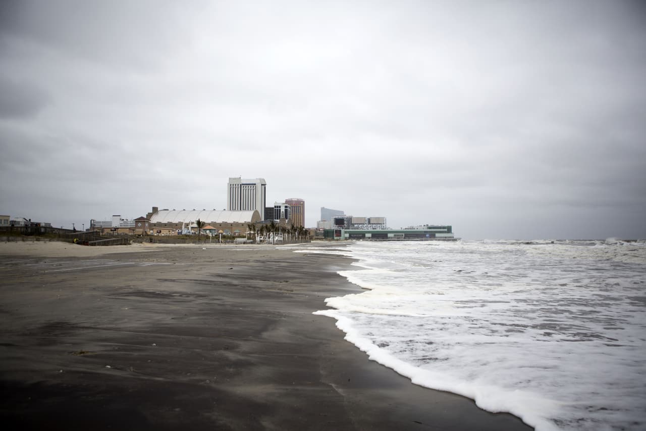 A pesar de que se descartó la llegada del huracán Joaquín a territorio estadounidense, zonas como Long Island siguen bajo alerta de inundaciones. Y es que las fuertes lluvias y viento no han cesado durante el fin de semana.